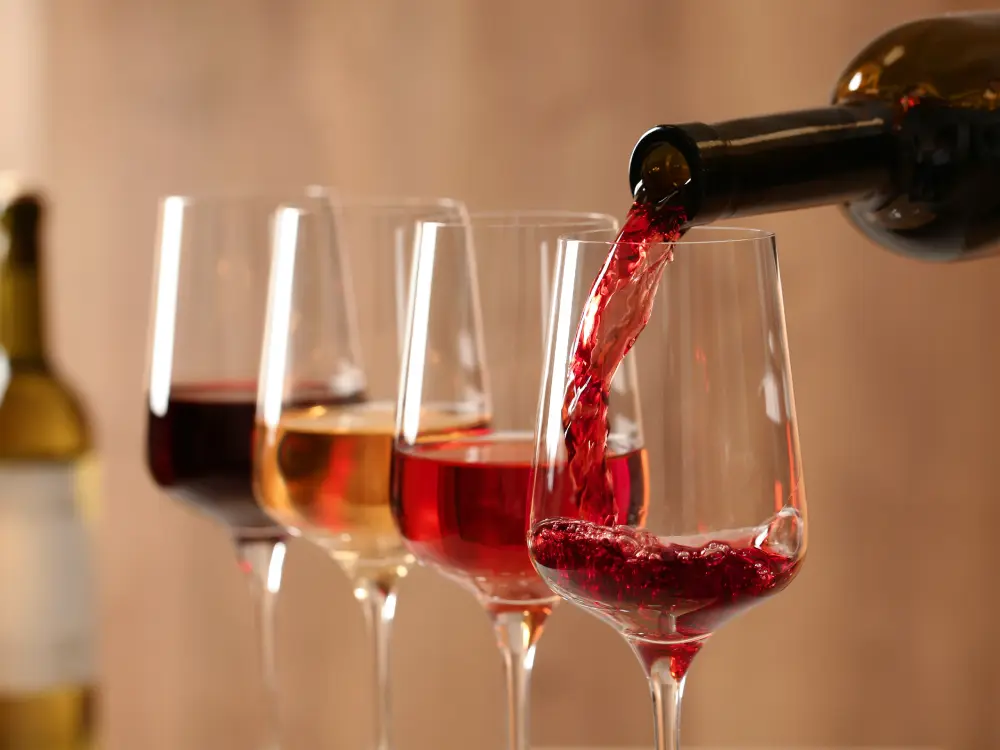 Versement de vin rouge dans un verre