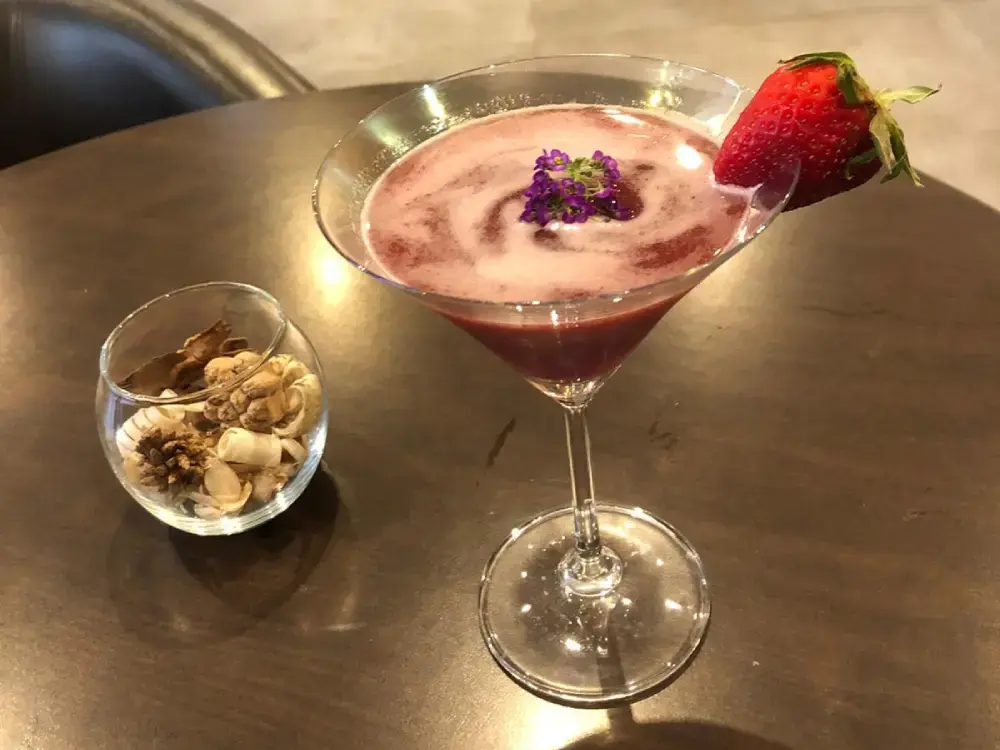 Cocktail à la fraise sur une table